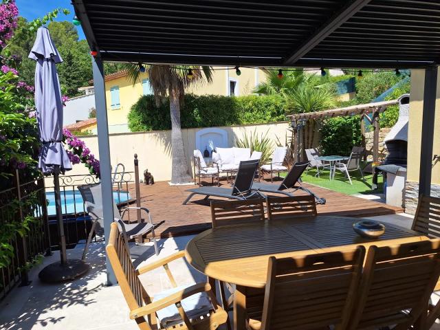 Maison 4 chambres avec piscine, garage et jardin aménagé 429 000
