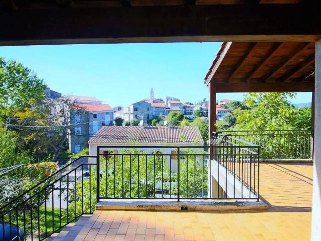 Maison 4 chambres en cœur de village avec 1100 m² de terrain