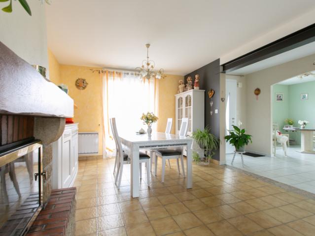 BAISSE DE PRIX Maison 4 chambres en plein bourg de MESANGE