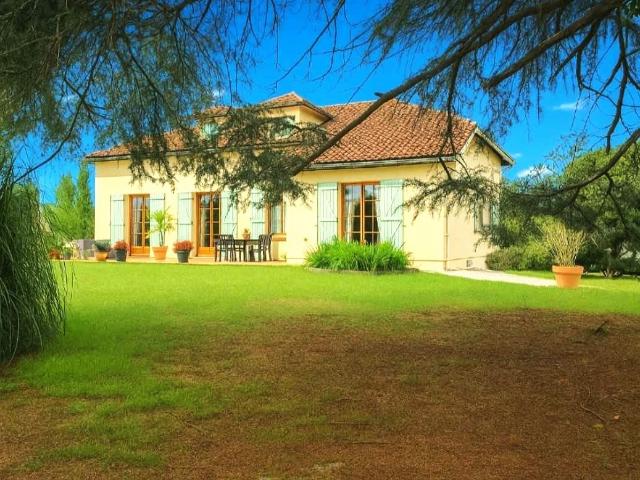 Maison 4 chambres, séjour, cuisine, piscine, garage, sous s. 165m² Villeneuve de Marsan
