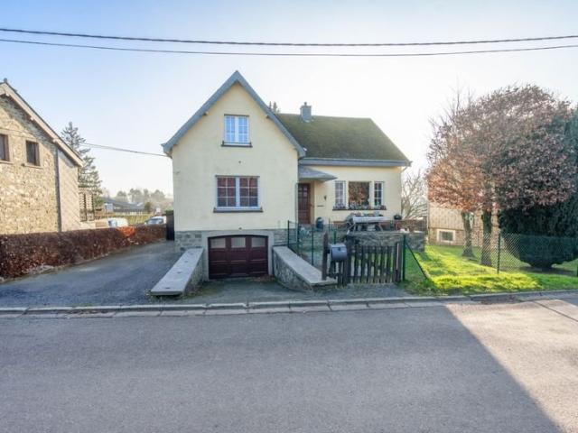 Maison 4 faç avec garages, terrain de + 9ares, à Paliseul