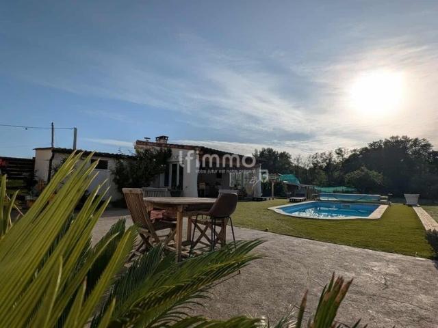 Maison 4 faces rénovée avec grand terrain, piscine et cuisine d'
