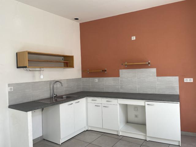 Maison 4 pièces, 107 m² à louer à Charleval 13350