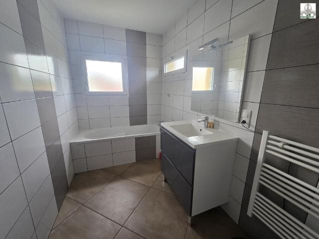 Maison 4 pièces, 118 m² à louer à Franois 25770
