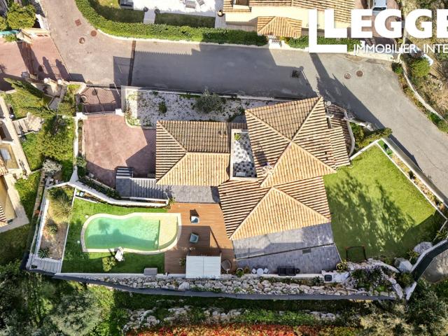 Maison 4 pièces 150m² sur 680m² terrain. 3 chambres, 1 SdB, 3 SdE, 4 wc's. Garage et piscine