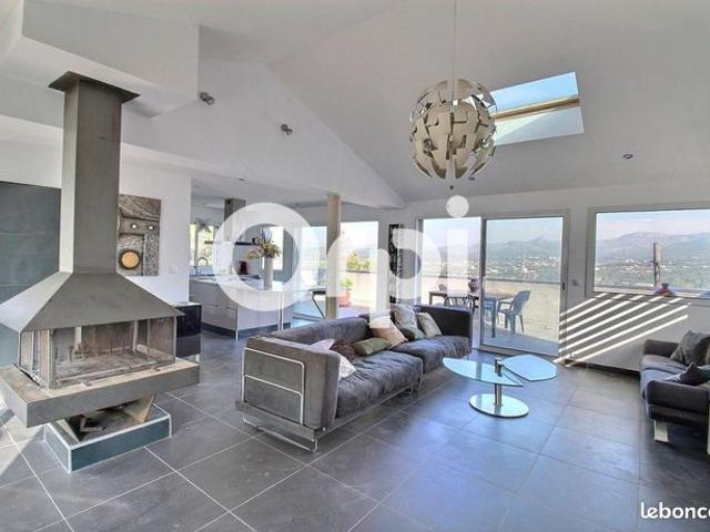 Maison 4 pièces 220 m²