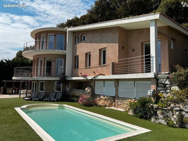 Maison 4 pièces 239 m²