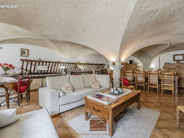 Maison 4 pièces 246 m²