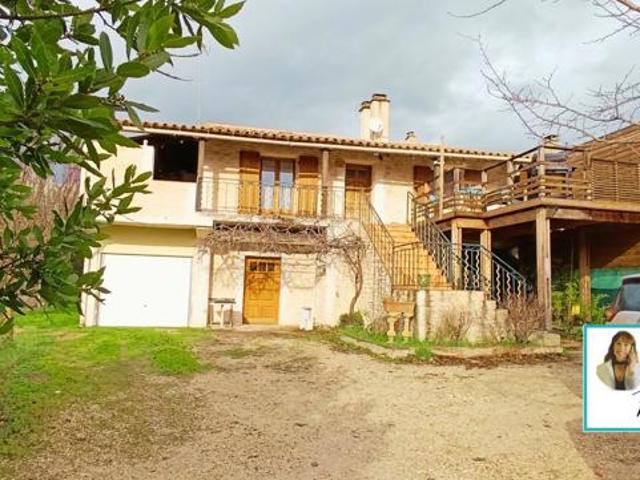 Maison 4 pièces, 2 terrasses, garage et grandes dépendances au rez de chaussée sur 645m² de terrain