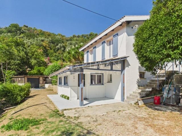 Maison 4 pièces sur terrain de 2 700 m² avec agrumes Menton