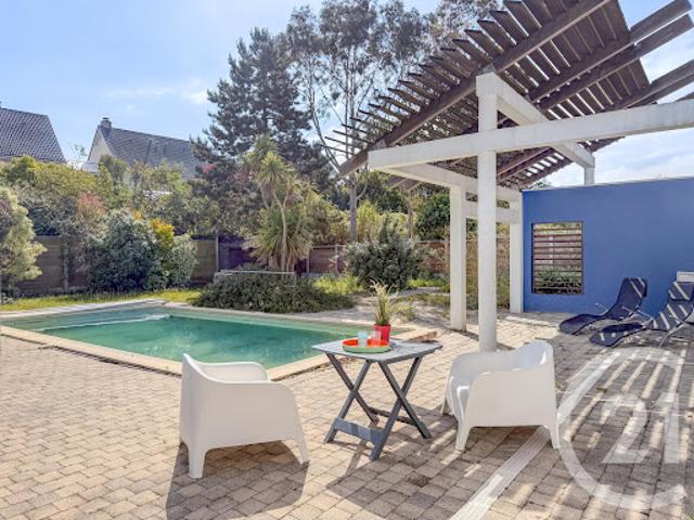 Maison contemporaine avec piscine et jardin