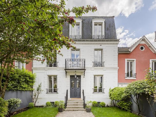 Maison contemporaine avec jardin et terrasse