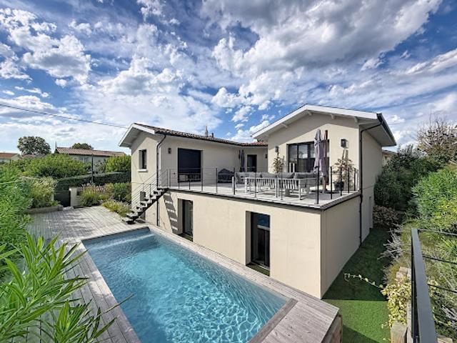 Maison avec piscine et jardin