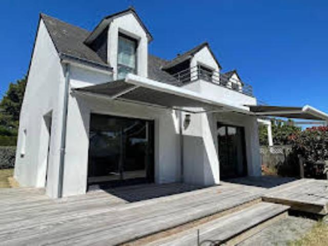 Maison contemporaine avec jardin et terrasse