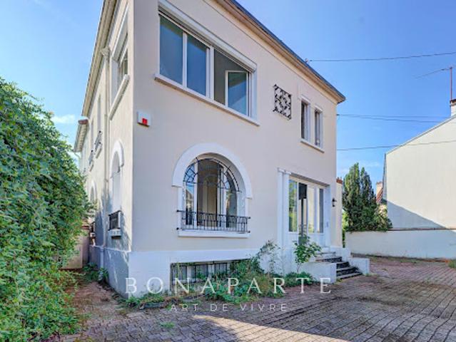Maison contemporaine avec jardin et terrasse