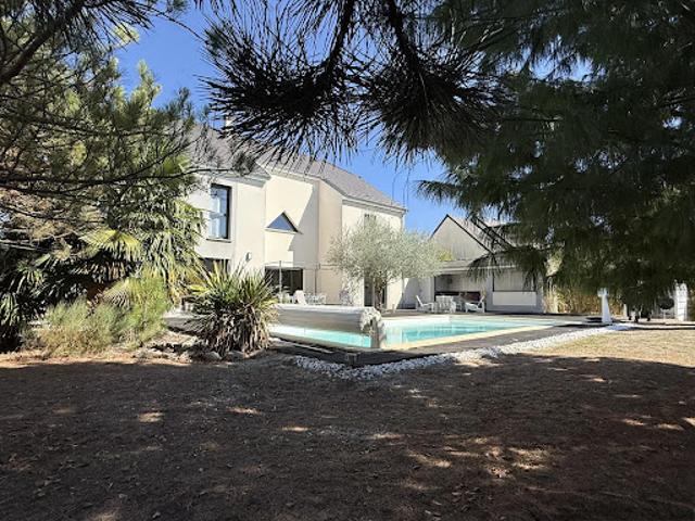 Maison avec piscine et jardin