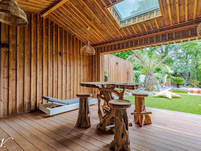 Maison contemporaine avec piscine et jardin