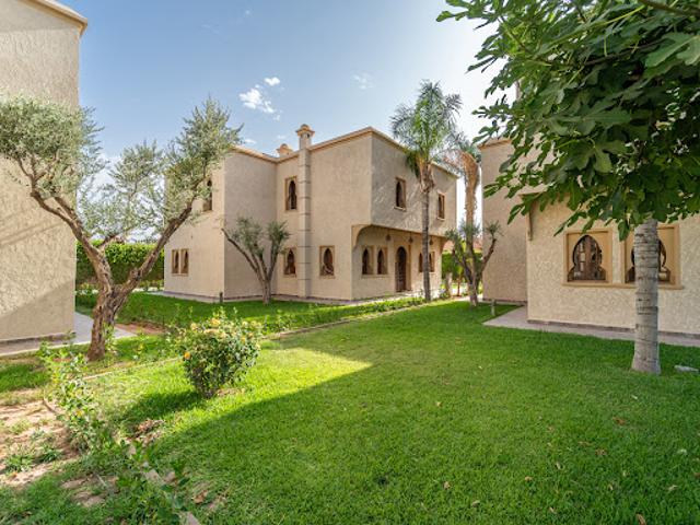 Maison contemporaine avec piscine et jardin