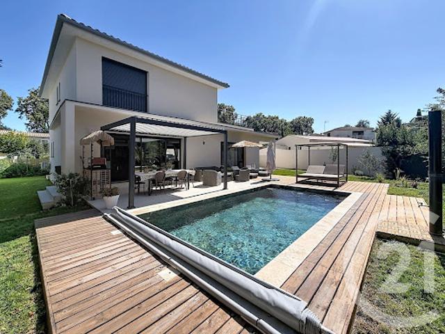 Maison contemporaine avec piscine et jardin