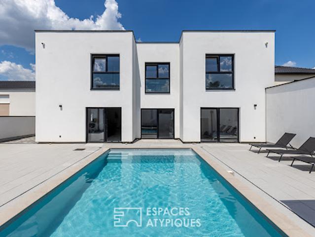 Maison contemporaine avec piscine et jardin