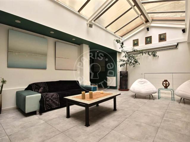 Maison 5+ bedrooms 240m²
