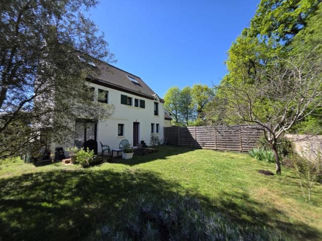 Maison cinq chambres, garage et jardin