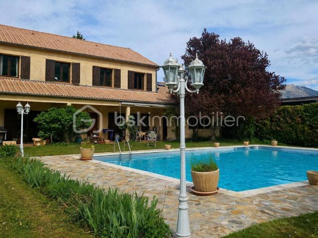 Maison 5 chambres 215 m² piscine et terrain