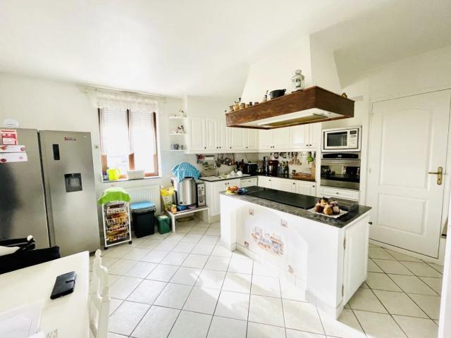 Maison 5 chambres, bureau, dépendances, grand garage, 7000m de