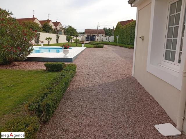 Maison 5 chambres, piscine garage cave puit