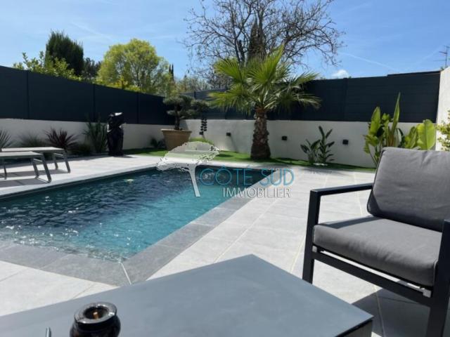 Maison 5 pièces 3 chambres avec piscine et garage, à deux pas de Lorgues.