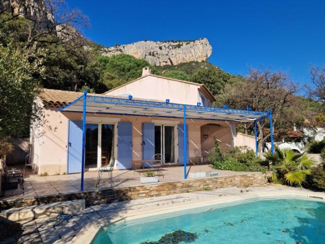Maison 5 pièces, 3 chambres, piscine, garage Le Revest