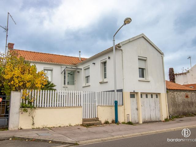 Maison 5 pièces 106.82 m2 Centre ville de La Garnache