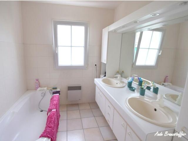 Maison 5 pièces, 107 m² à louer à Saint Martin de Ré 17410