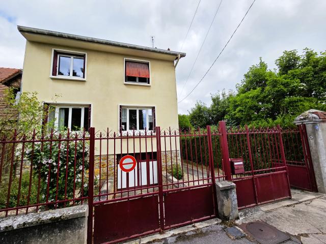 Maison 5 pièces 110m2 sur 488m2 de terrain + sous sol