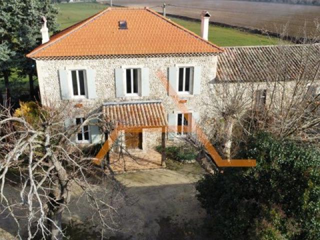 Maison 5 pièces, 136m² en location à Bonlieu Sur Roubion 1 565 € par mois