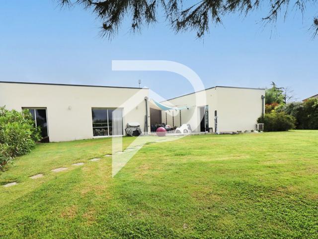 Maison 5 pièces 145 m2 terrain et grand garage 145m² Técou