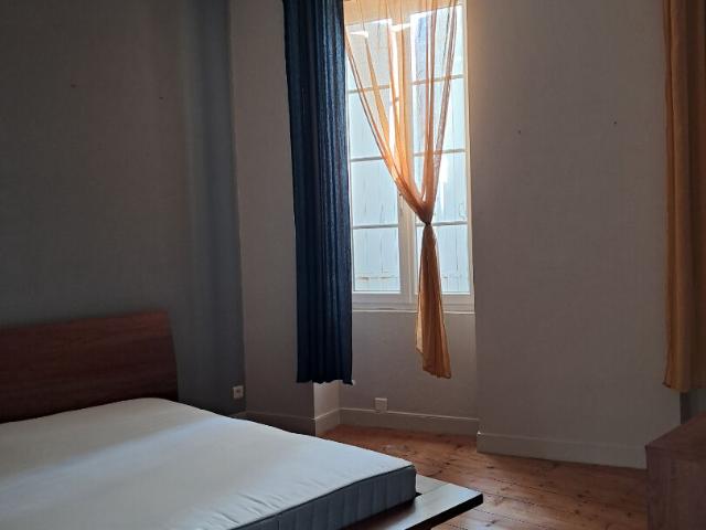 Maison 5 pièces, 166 m² à louer à Pons 17800