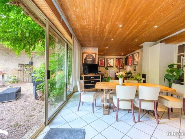 Maison 5 pièces 196 m²