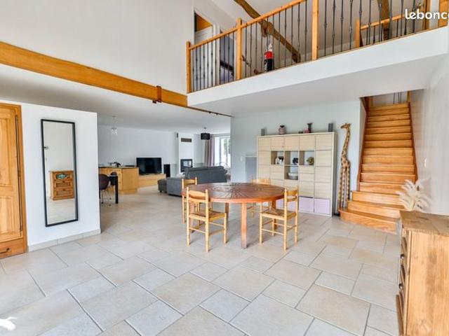 Maison 5 pièces 205 m²