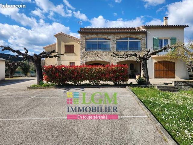 Maison 5 pièces 236 m²