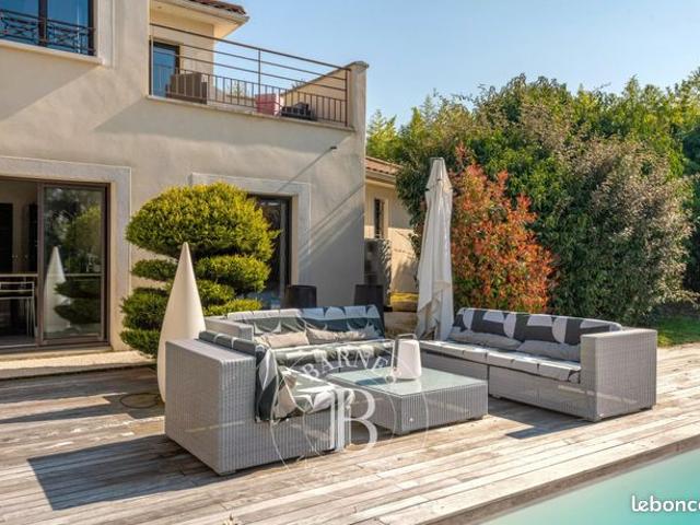 Maison 5 pièces 230 m²