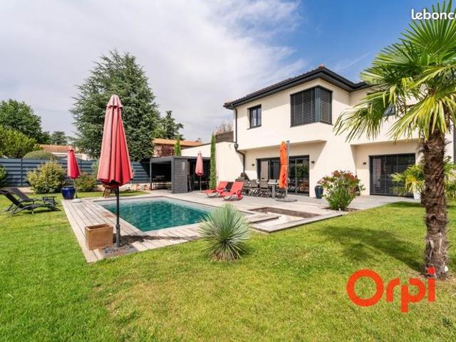 Maison 5 pièces 244 m²