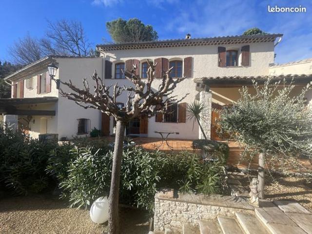 Maison 5 pièces 240 m²