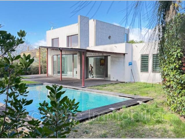 Maison 5 pièces 240 m²
