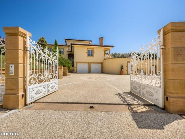 Maison 5 pièces 240 m²