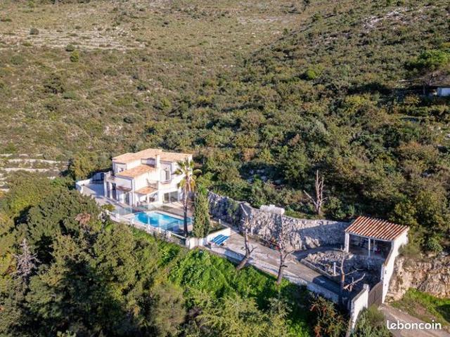 Maison 5 pièces 242 m²