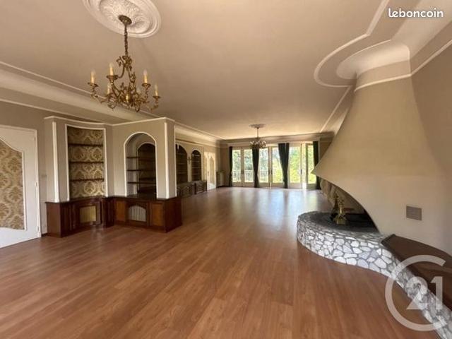 Maison 5 pièces 255 m²