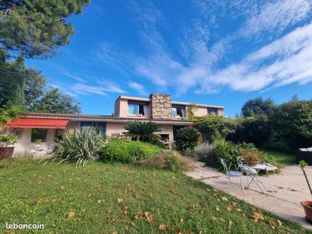 Maison 5 pièces 256 m²