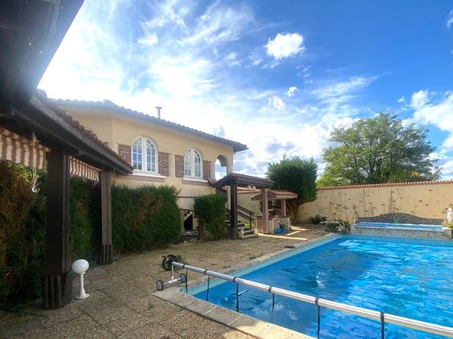 Maison 5 pièces 257m2 avec piscine et garages à AIRE SUR L'ADOUR 40
