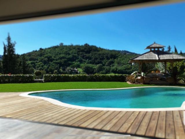 Maison 5 pièces 250 m²